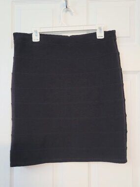 Cute Stretch skirt 32" Waist-Med/Large w/ horizontal seam accents-Blk-Suzy Shier
